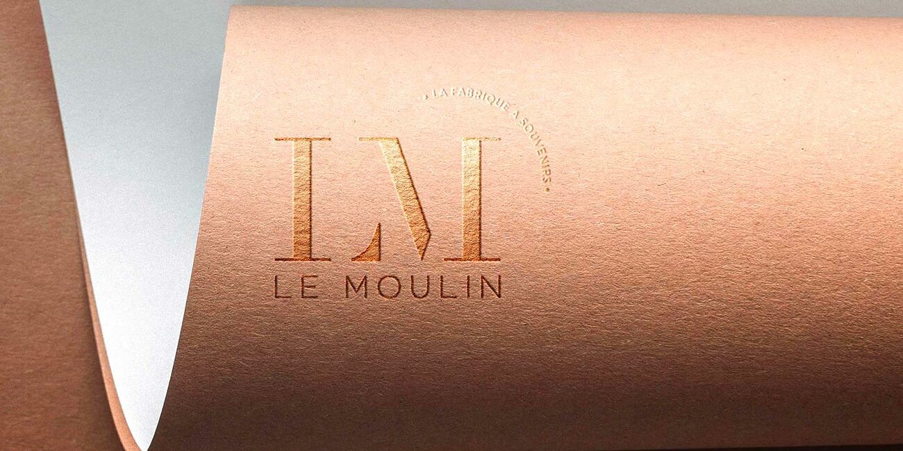 Logo Le Moulin. Embossage papier